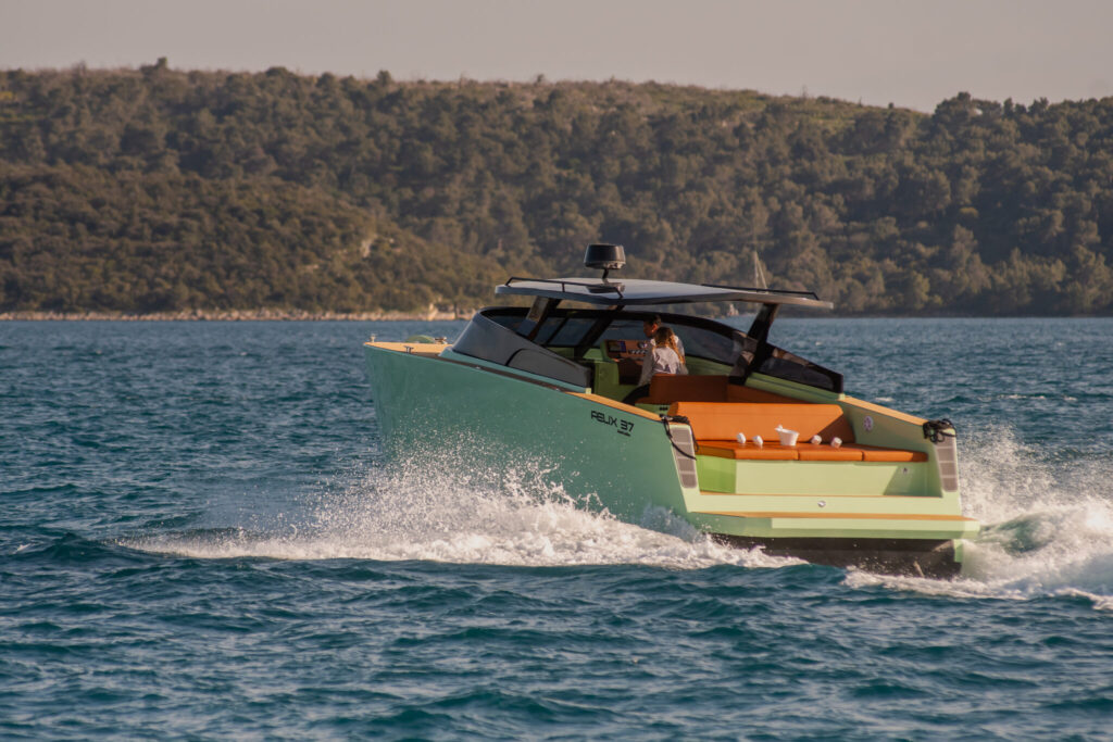 Felix-37 mint boat in the open sea