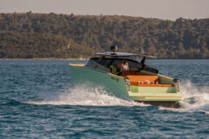 Felix-37 mint boat in the open sea