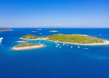 Aerial view of the unspoiled Budikovac islets near Vis, showcasing Croatia’s natural beauty and crystal-clear waters