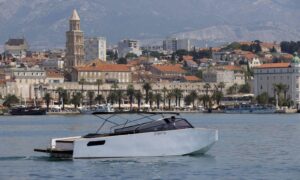 Private vs. Group Boat Tours